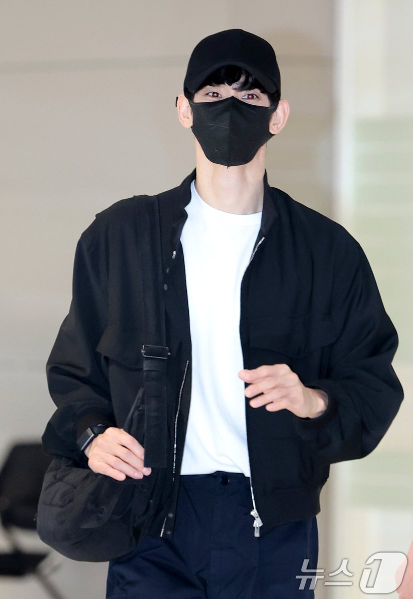 soohyunupdates's tweet photo. [0825] Actor #KimSoohyun arrives at Incheon Airport after attending Mahakarya RCTI 37 in Indonesia. https://t.co/X20GqnVomz