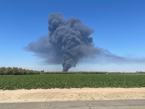 kcranews's tweet photo. A fire at a Merced County tire recycling facility has produced a large black plume of smoke that is visible from Turlock. Full coverage: https://t.co/0Q9hWmludj https://t.co/cckwJhUsYy