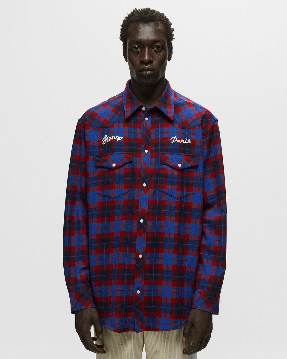 Eduardo9_C's tweet photo. Beli usando una camisa Rue Vivienne 1970 de Kenzo y una gorra YSL en NY. ☁️ https://t.co/n3CU8ymWky