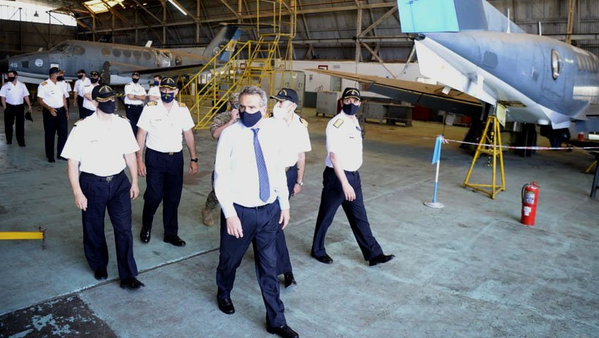 FAArgentinas's tweet photo. Fue Ministro de Defensa DOS VECES y visitó la Base Aeronaval Punta Indio, donde pudo constatar personalmente el deterioro de sus instalaciones, la pista y el material de vuelo.

Qué hizo desde su cargo para revertir esa situación, fortalecer a la Aviación Naval y evitar la constante baja de sistemas sin reemplazo?

Es increíble verlo escandalizarse ahora por una situación que conoció de primera mano, cuando tenía la responsabilidad y las herramientas para actuar.

La preocupación por la Defensa Nacional no debería aparecer solamente cuando se busca obtener rédito político. 🇦🇷