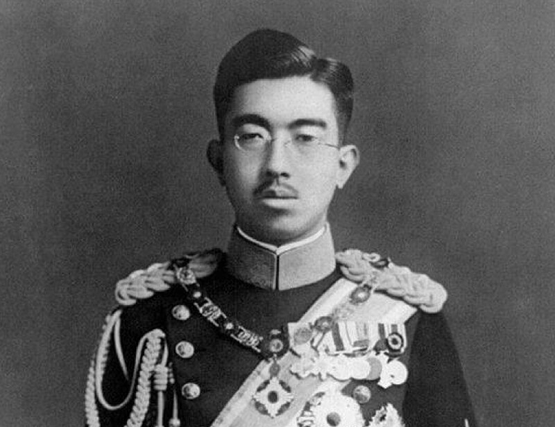 kazeyatofuten's tweet photo. 【風屋とうふ店　歴史倶楽部】

「昭和天皇の戦争責任と退位について」

私は、以下の鈴木貫太郎首相の意見に賛同します。

「陛下に戦争責任があるのは明白だし、責任をおとりになるのが至当だろう。
しかし、この混乱している日本の現状のおいて、他の何人が代わっても日本は復興しない。
退位など考うべきではない。
退位されれば日本は大混乱するだけだ。
在位のまま責任を取り、国民とともに苦難の道を歩まれるべきだ。」

結果論かもしれませんが、その後の歴史を見ると、鈴木貫太郎さんの見解が正しかったと私は考えます。