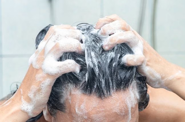 Pacinggembul22's tweet photo. Hayo siapa disini yang masih ngira kalau mandi wajib (Junub) itu wajib keramasan dengan shampo?

Faktanya adalah hukum keramas menggunakan shampo saat mandi wajib itu Tidak Wajib.

Yang menjadi rukun mandi wajib hanya dua:
1. Niat
2. Meratakan air ke seluruh tubuh (termasuk kulit kepala dan sela-sela tubuh)

Pakai shampo atau sabun itu boleh dan dianjurkan biar lebih bersih, tapi bukan syarat sah.
Kalau lupa atau nggak pakai shampo, mandinya tetap sah selama air merata ke seluruh badan.

Lalu gimana cara mandi wajib yang benar beserta sunnahnya? Simak ini:
1. Niat dalam hati (menghilangkan hadas besar)
2. Cuci kedua telapak tangan 3 kali
3. Bersihkan kemaluan dan area yang kotor
4. Berwudhu seperti mau shalat
5. Siram kepala 3 kali sampai air meresap ke akar rambut
6. Siram seluruh tubuh mulai dari sisi kanan, lalu kiri
7. Pastikan tidak ada bagian tubuh yang terlewat (termasuk lipatan, sela jari, dll)

Intinya: yang paling penting adalah niat dan air merata ke seluruh badan.