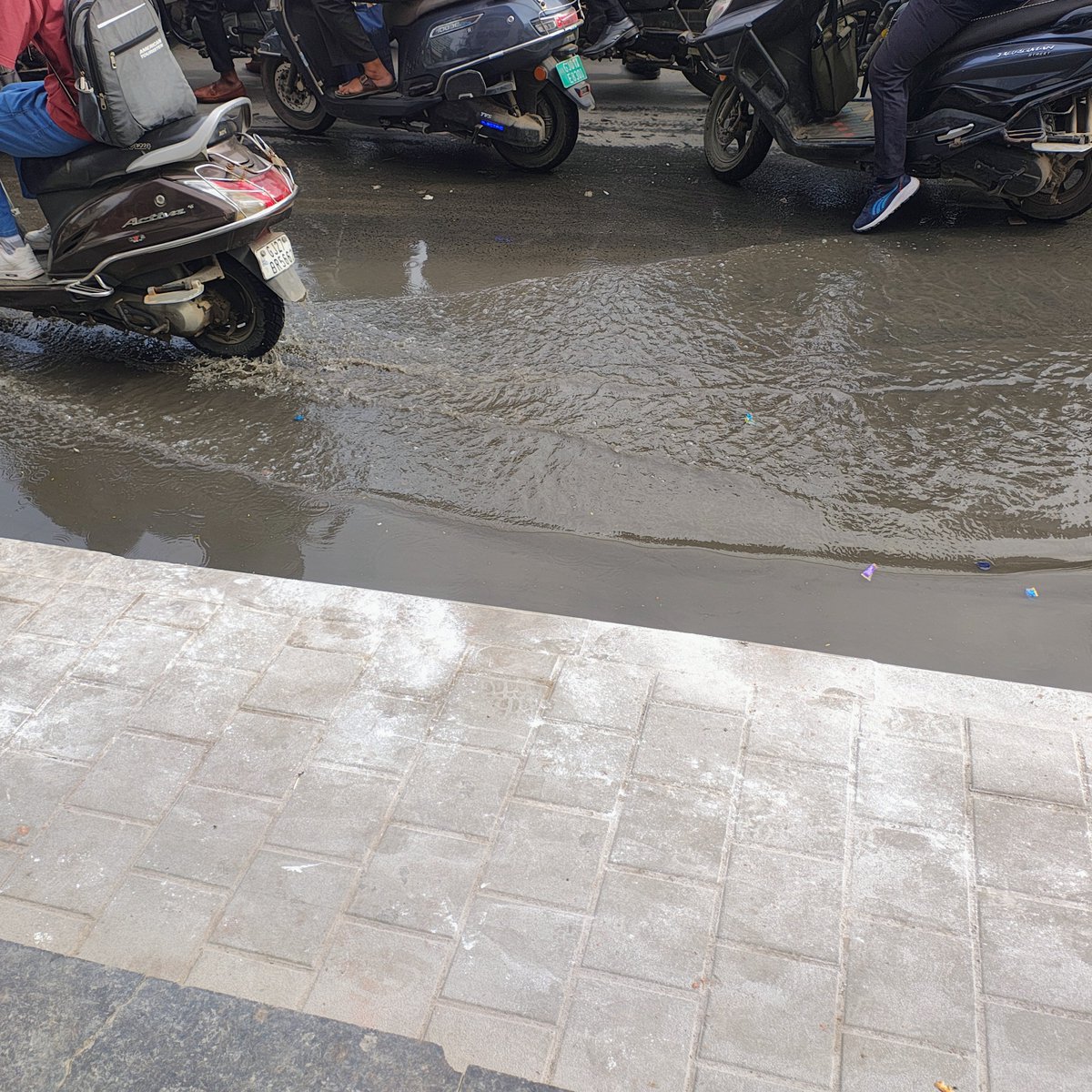AnkitThakur1707's tweet photo. 🚨 Civic Issue in #Ahmedabad

Dirty/sewage water is continuously accumulating on the road in **DevArc Commercial Complex, Iscon Cross Road, Ahmedabad**, making the area unhygienic and difficult for residents and pedestrians to use.

@AmdavadAMC @AMC_Complaints Please inspect. https://t.co/MQuDbfUe09