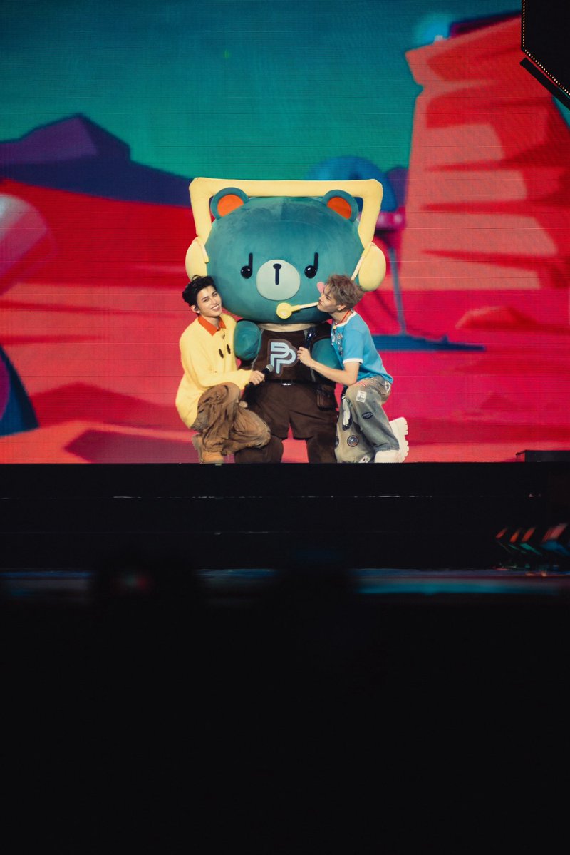 permpoon_GMMTV's tweet photo. PPP🐻🐼🎧✨
#PondPhuwinConcert
#pondphuwinspacesouldysseyconcert
#PERMPOON @ppnaravit @phuwintang https://t.co/V2CF5CduKo