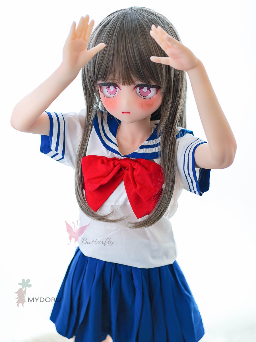 Mydoru2020's tweet photo. ButterflyDoll 蝴蝶人形 攝影現場(真實100%) 11/24
文章出處 #MyDoruBlog
本次評估著她 ‘’微社恐‘’的可愛表情。 我們拍攝時,模擬了她在蝴蝶學院進行著本週之星的拍攝活動。「微社恐的可愛表情」 這種設定簡直是萌點爆炸——在鏡頭前略微緊張、手指無意識蜷縮、眼神飄忽卻努力對準鏡頭,偶爾露出兔子受驚般的眨眼……