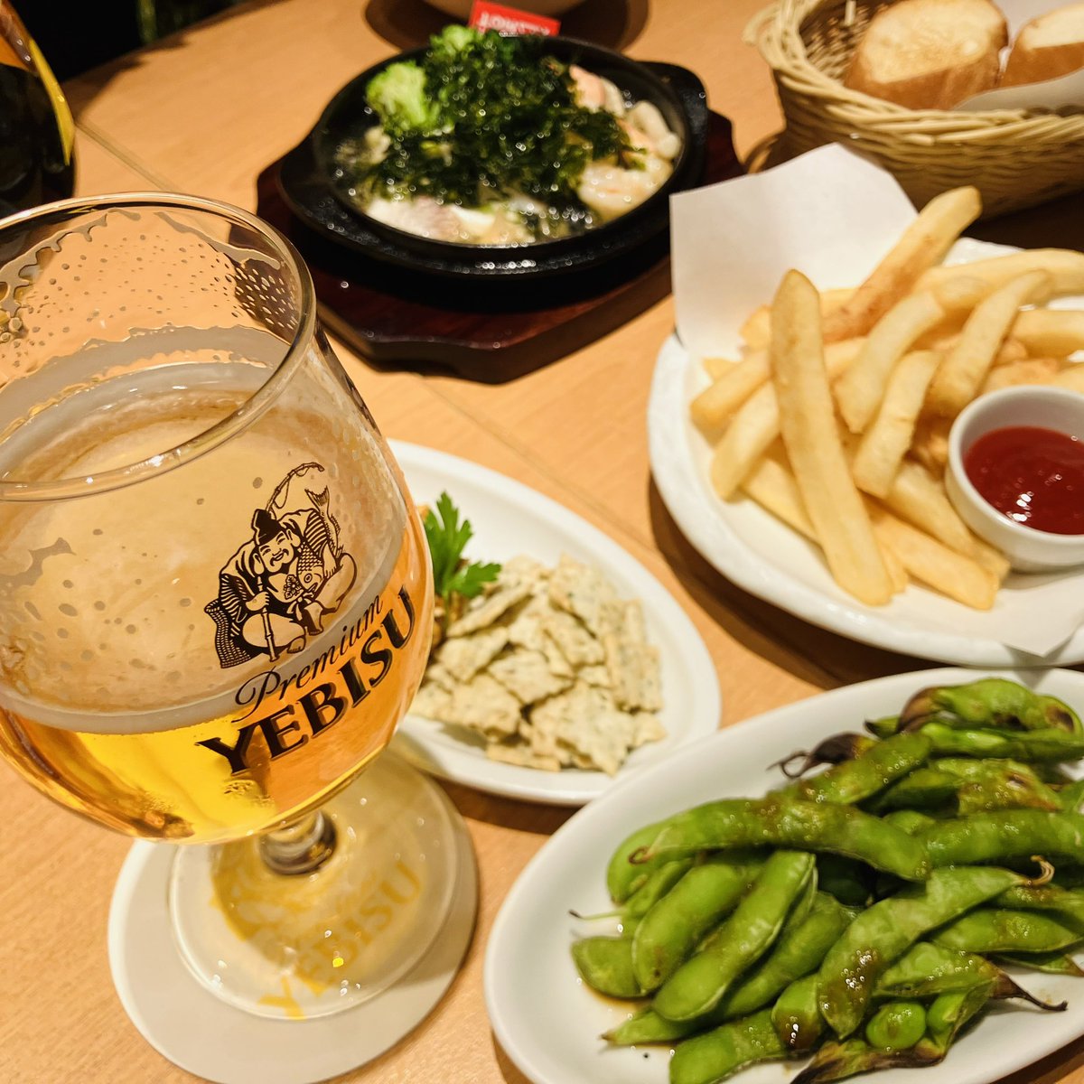 rocuka's tweet photo. きのう友だち3人で昼ビール&amp;パフェしてきました。
Tさんとチャットで出会ったとき、先にそのジャンルにいたTさん目線だと「周りは◯◯（カプ）ばかり」だったみたいだけど、はまりたてのわたし目線だと「仲間（Tさん）いるー！」だったのでおかげさまでとても楽しかったです！ https://t.co/gFryoNMvoo