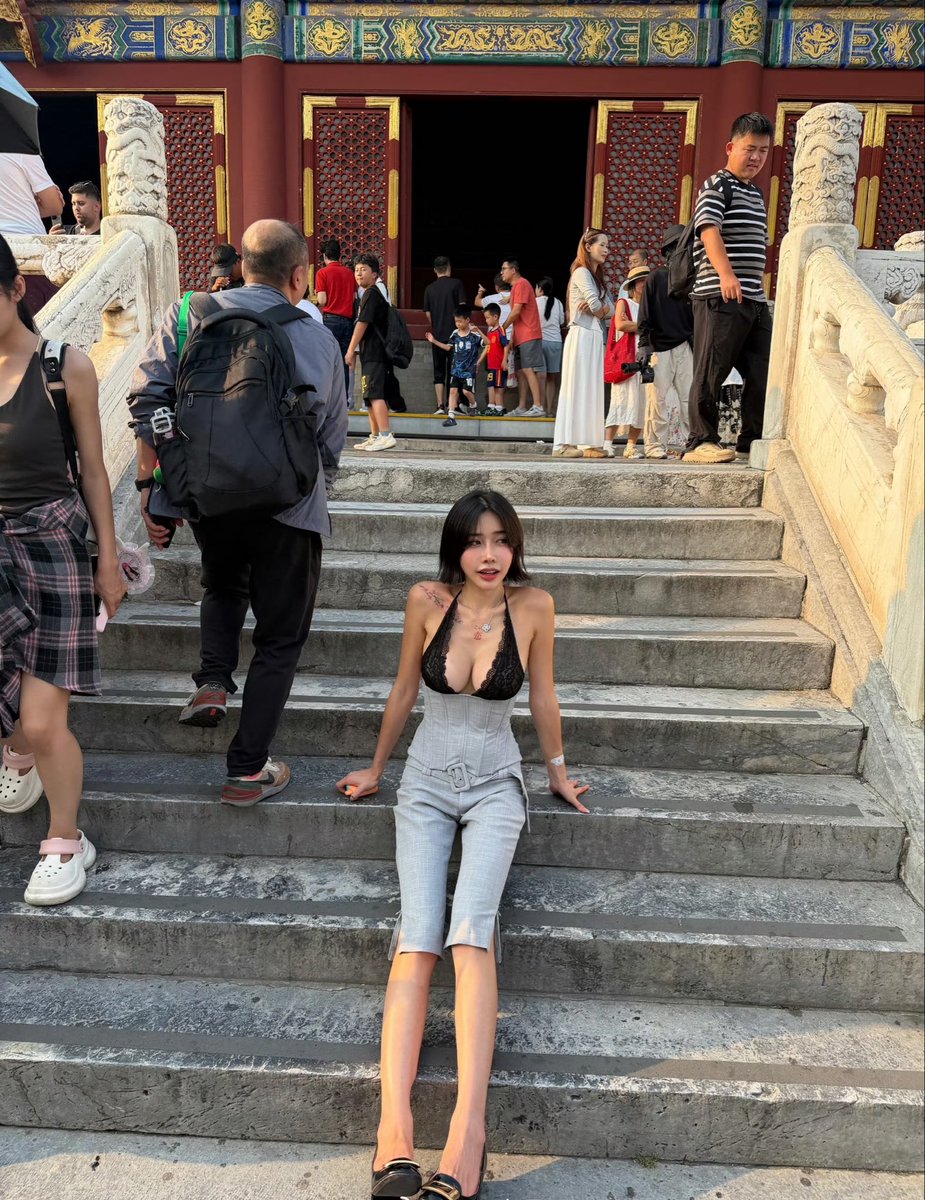 Xiaoniu6161's tweet photo. 台湾女游客在北京天坛打卡拍照，偏大胆的穿搭引网友不满！ 

到底是哪些群体在不满😵‍💫 https://t.co/dOy6FX1M7H