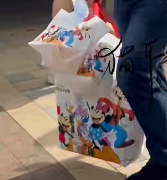hsngpilled's tweet photo. evan via weverse dms 🌟 

🦌: i also raided the merch shop

WE CAN TELL 😭 https://t.co/UdJzBiOsj0
