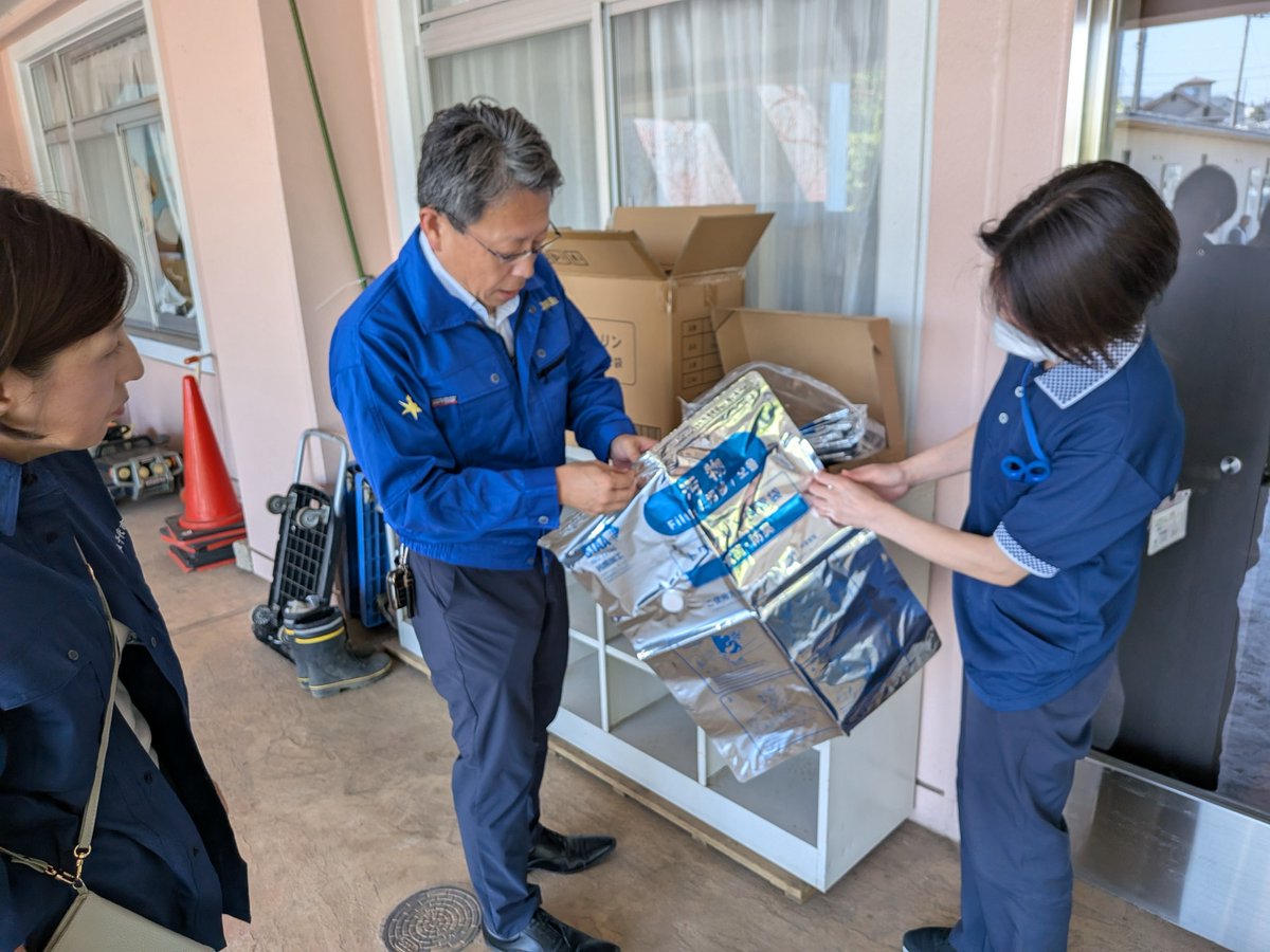 hide_yokohide's tweet photo. 【千葉豪雨／支援の輪を被災現場へ】
企業からご寄付いただいた災害用汚物アルミ製保存袋を、被災した介護施設へ橋渡し。

断水の影響で使用済みオムツの臭いにも困っており「大変助かります」と。

必要な支援を、必要な現場へ。温かい支援の輪に心から感謝します。
#千葉豪雨 #八千代市 #支援を繋ぐ https://t.co/xttrjS7SaM