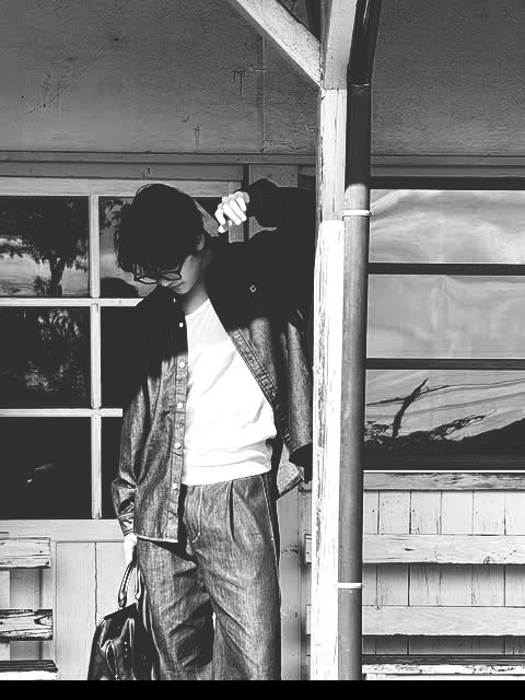 mattheeiw's tweet photo. ᅠ
Thin shirt with the nuance of an old train. Man leaning against the window of his train paired with an old house blooming vintage. 
ᅠ https://t.co/3C40GaCz92