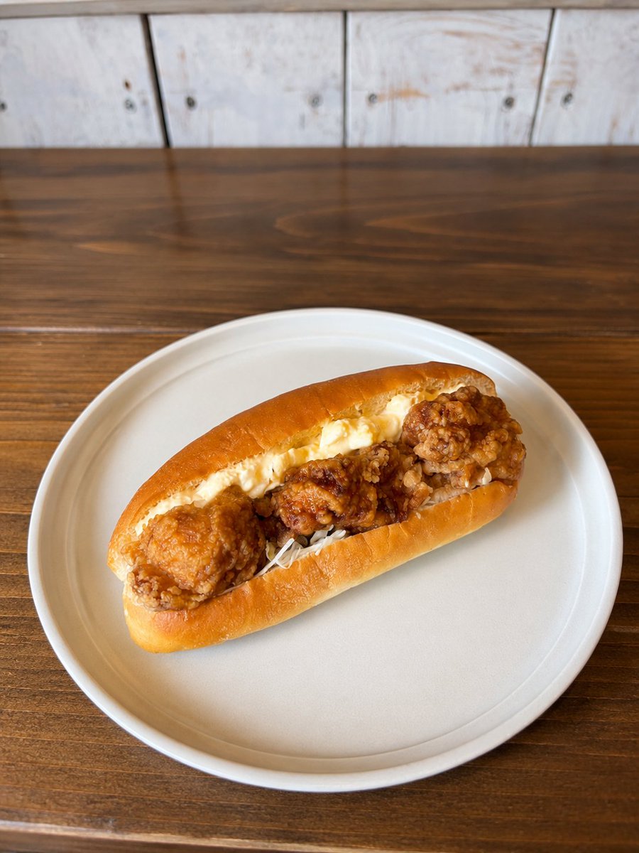 sirokumabakery's tweet photo. シロクマベーカリーの自動販売機からお知らせです！
大谷地駅、南郷18丁目駅、西11丁目駅、円山公園駅では、コッペパンサンドが新登場しています！

・焼きそばパン280円
・チキン南蛮コッペ300円
・サーモンフライコッペ300円
ぜひお試しください🐻‍❄️🩷 https://t.co/7DSF2jziHh