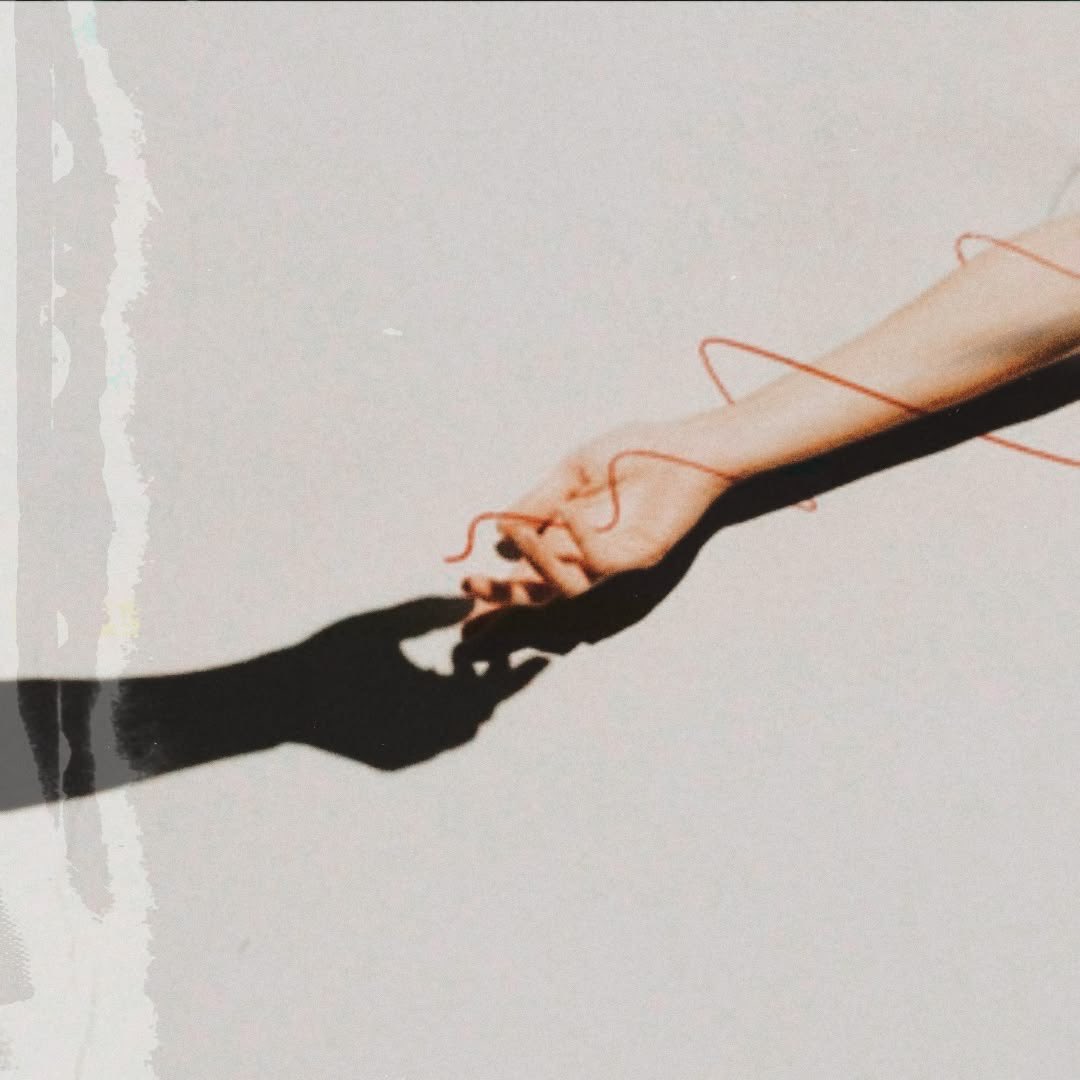 yoonsiloveu's tweet photo. #kookgi au — cupido 💘 

y’g fue enviado a una misión sin saber usar correctamente el arco, por lo que termina fallando y la flecha termina en su pie y no en el objetivo 

él piensa que al ser un cupido no habrá consecuencias 

— …no debería de afectarme, ¿verdad? https://t.co/mEHa8WRRv0