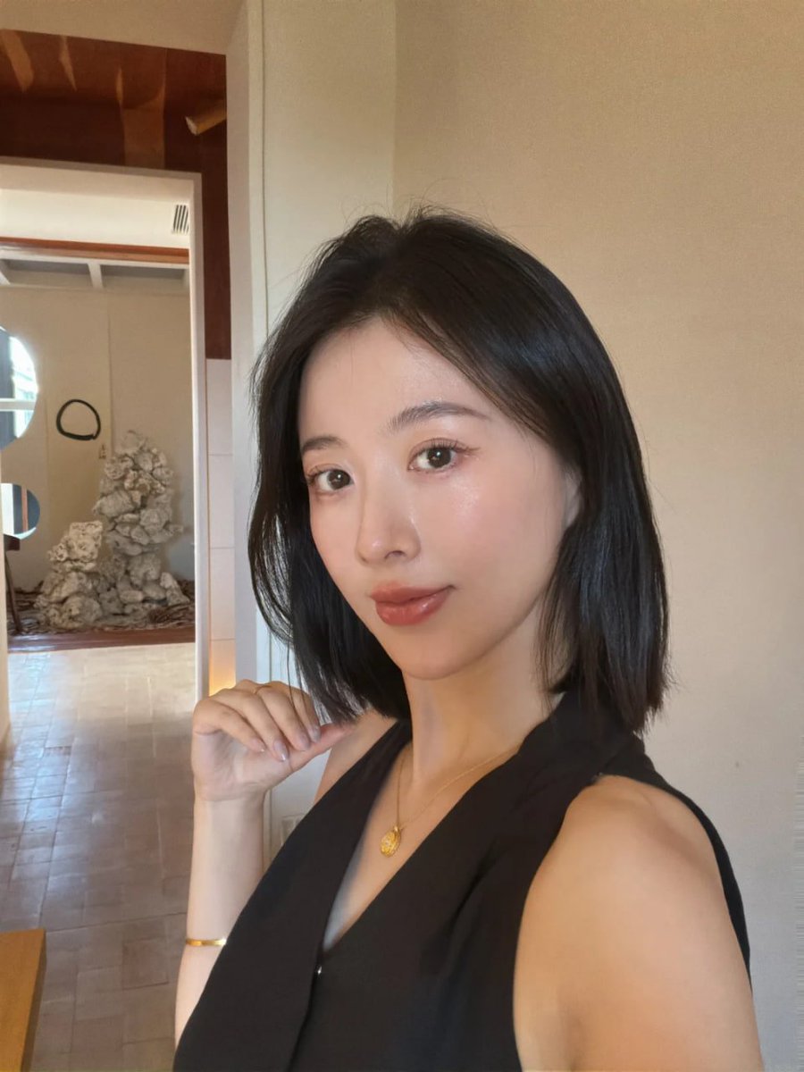 ts1223_s's tweet photo. 外人看我，端庄优雅，是这个年纪该有的样子。
可深夜里的寂静，只有我自己知道，
那份优雅之下，藏着怎样的波澜，和对温柔的渴望。 https://t.co/vIlViDrFy2