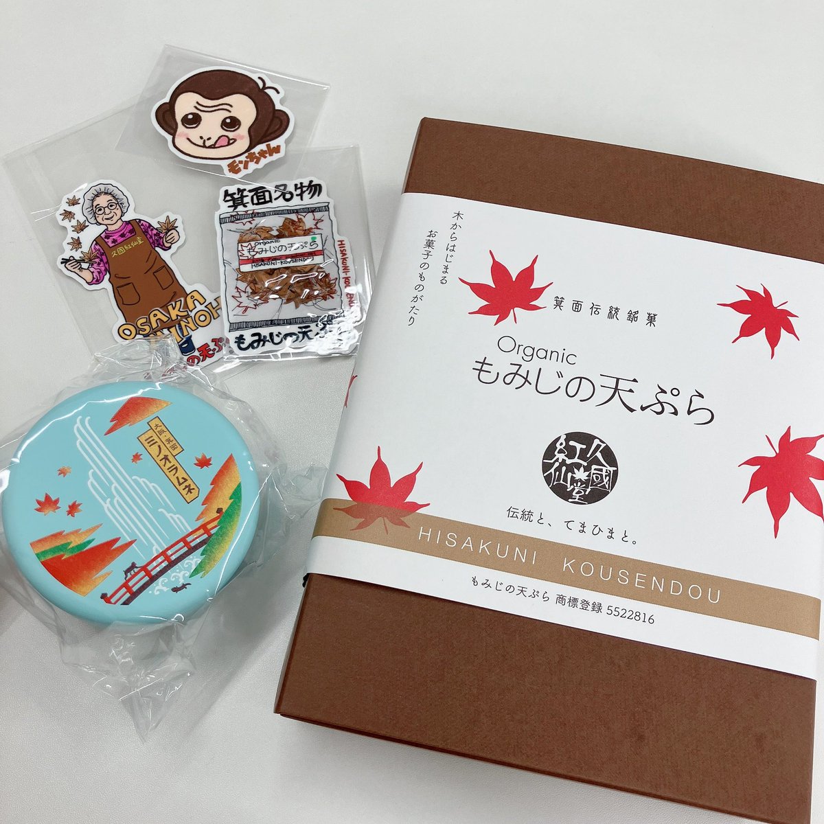 _EN_HUIT_'s tweet photo. アラフォーあるあるを言いたい
事務員Uですおはようございます👩‍💼

箕面のお土産をいただきました〜！
ありがとうございます😋🍁

こういうステッカーをゲットしたら…
折りたたみミラーに貼りたくなるのは
アラフォーあるあるでしょうか😂笑

今日も一日、ご安全に✨💪 https://t.co/3nNZsxCF9X