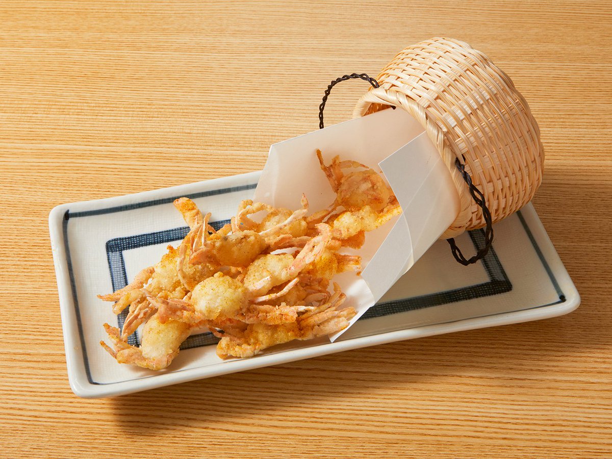 sanyobussan's tweet photo. ＼🦀 #磯丸水産 × #海物語 🐟／
「#海ファン感謝祭」コラボフード🍽️
【@isomaru_suisan_】

本日はコラボフードをご紹介🎶食べておいしい、見て楽しいメニューたちにご注目ください💪

1⃣タコ坊主のぷりぷりポン酢
┗イイダコを丸ごと贅沢に使用🐙✨
ぷりぷり食感とさっぱりポン酢で、ペロッと楽しめる一品です！

2⃣エビの超確変スタミナパンチ
┗特製ガーリックオイルで旨みたっぷりに焼き上げました🦐🔥
殻ごと豪快にお召し上がりください🍻

3⃣カニ群のカリッとカレー唐揚げ
┗竹かごからカニが逃げ出すような、遊び心のある盛り付け🦀💨
食欲そそるオリジナルカレーパウダーがアクセント🍛✨

4⃣魚群襲来！サクサクアジ唐揚げ
┗海物語の代表演出「魚群」を、お皿の上に再現🐟🐟🐟
サクサクの豆アジ唐揚げにレモンを絞れば、さっぱり爽やかな味わいに🍋✨
