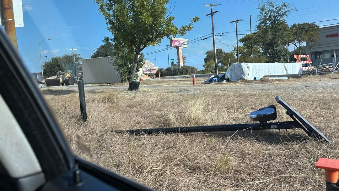 DallasTexasTV's tweet photo. Flock camera cut down at Jefferson and Hampton in Dallas https://t.co/wZ3eGWtGkY
