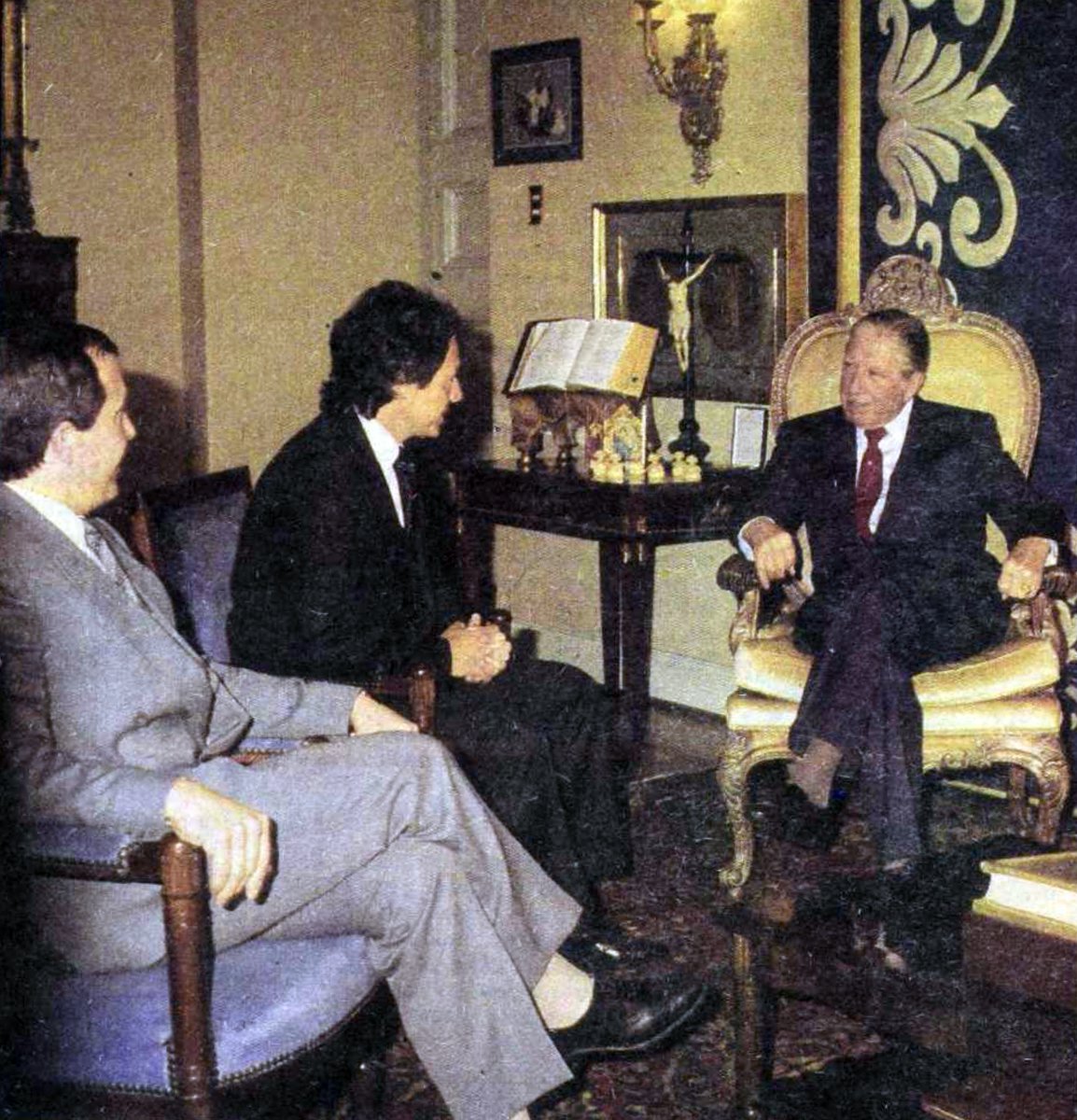 desde_1965's tweet photo. En 1988, el presidente Augusto Pinochet recibió a Peter Dragicevic y Eduardo Menichetti, dirigentes de Colo-Colo. En la cita se dispuso financiar la 2.ª etapa del Estadio Monumental, con gimnasio para 3 mil personas, piscina olímpica, casino, dependencias y multicanchas. https://t.co/TNBv5gu7mY