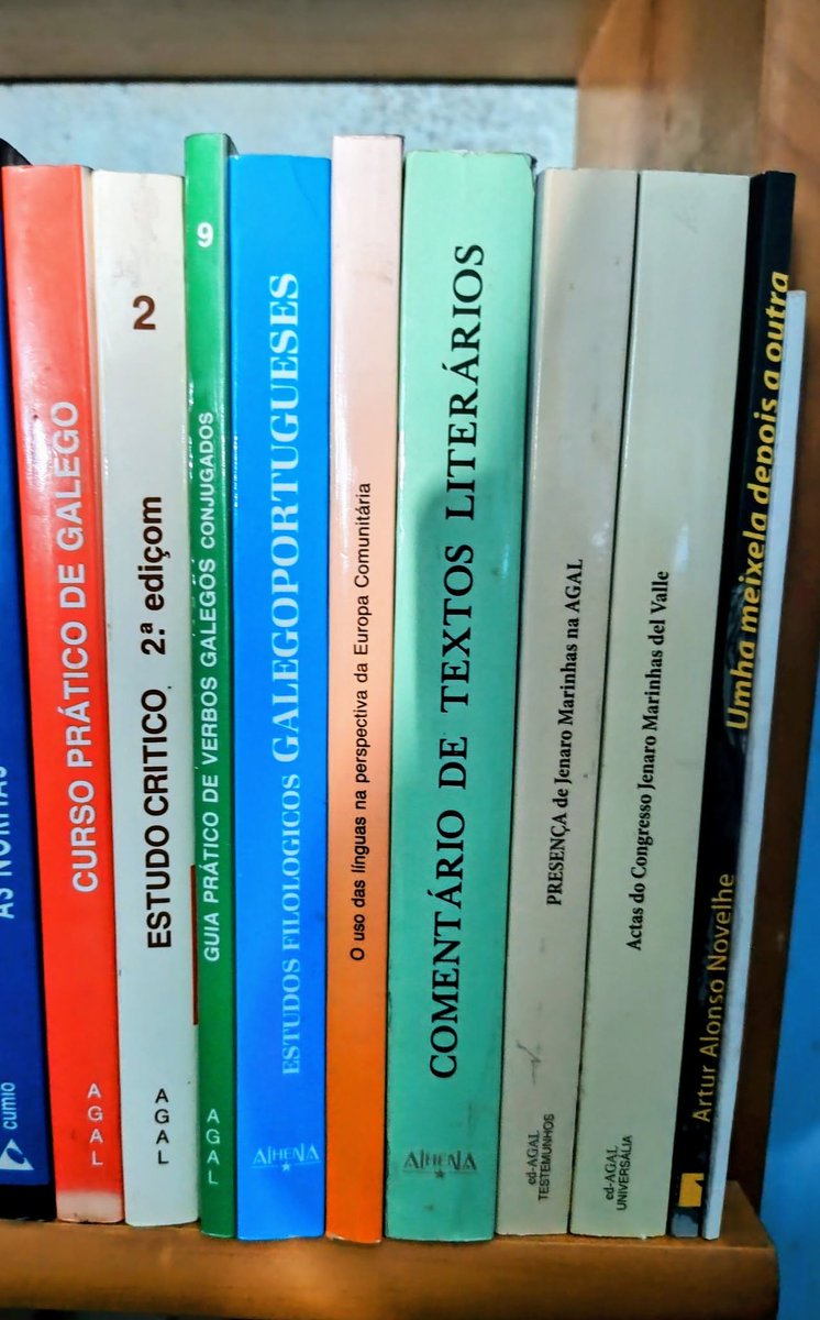 P_Carvalhido's tweet photo. Os livros sempre som bem-vindos à minha morada. Obrigado polo regalo, 😊. https://t.co/UiYk84hwjJ