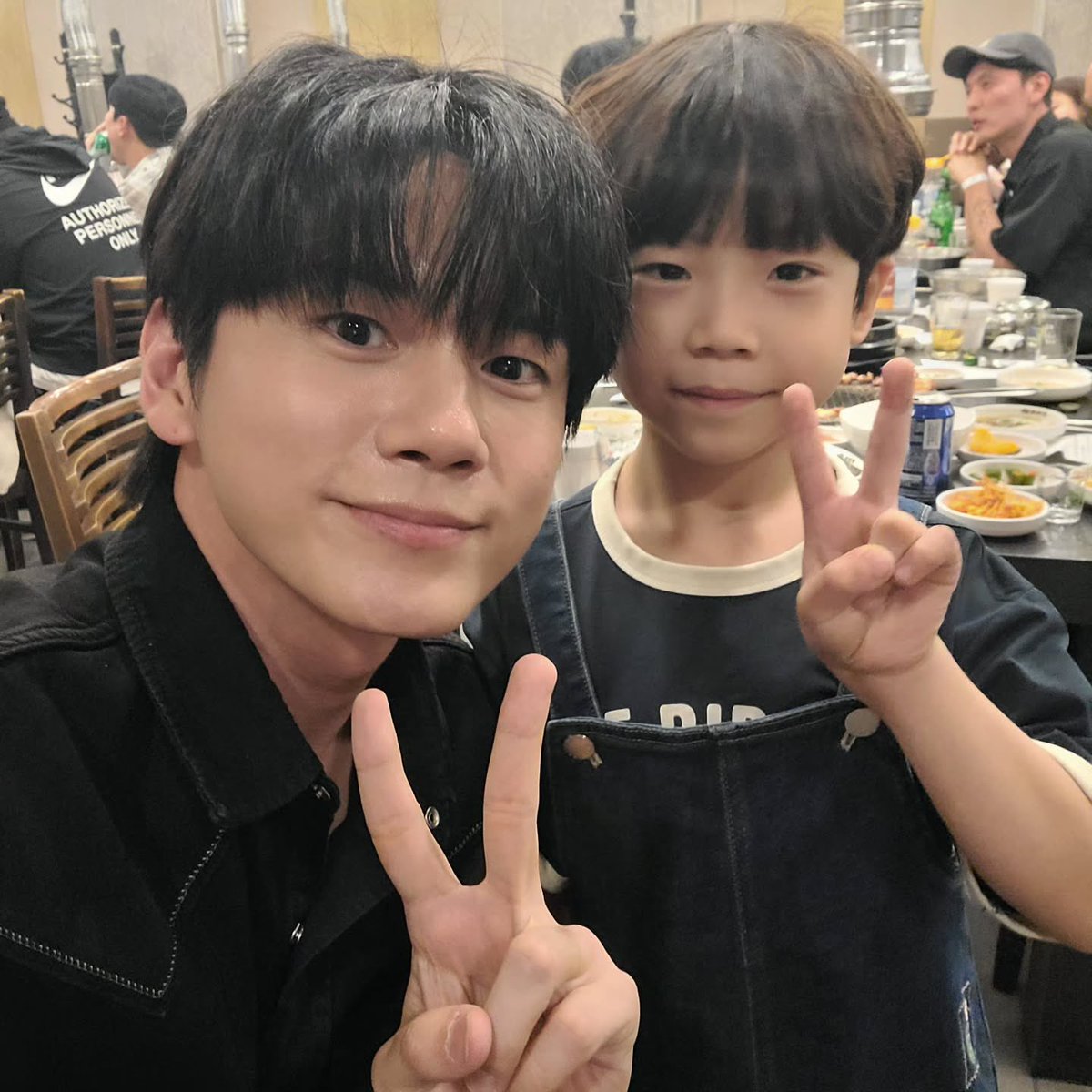 Pattvipx13's tweet photo. น้องที่เป็นผีเด็กกับพี่มินฮวาน https://t.co/uOjV0tlQel
