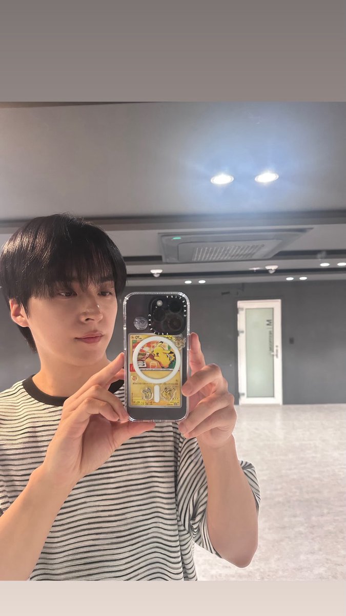dewzrismys9's tweet photo. 260824
trans • | highlight_dnpn:

💜 วันนี้ก็ขอบคุณที่อยู่ด้วยกันนะครับ!! เปลี่ยนเคสหลังจากที่ไม่ได้เปลี่ยนมานาน😆
💜 ใส่ปิกาจูที่แฟนคลับมาให้เป็นของขวัญเมื่อนานมาแล้วครับ ไม่รู้หรอกว่าการ์ดรุ่นไหน!! แต่ใช้แมคเซฟไม่ได้ครับ🤣 https://t.co/OsxZuW0eGS