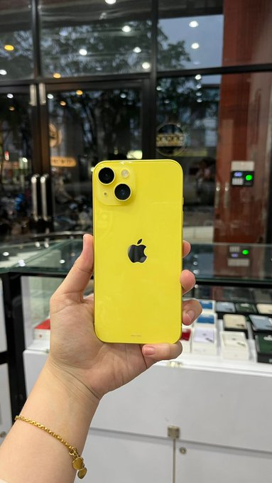 paulortbh's tweet photo. Apple iPhone 15 (128 GB) — Amarelo  

Por apenas R$4.049,10 Pix 
ou R$ 4.499, em 10x sem juros 
https://t.co/wlfTfXzAAO https://t.co/zjI9MKDY2e