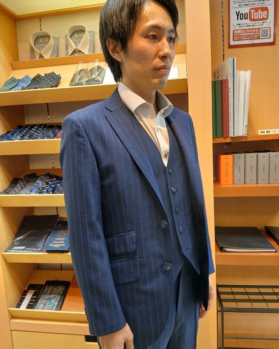m2plant's tweet photo. こんばんは😃
お客様にお仕立ていただいたスーツのご紹介です♪
どちらもmade in Italyで、ネイビーストライプがcanonico で、チャコールグリーンの無地はREDAの生地😌
スリーピース・本開き・重ねボタン・チェンジポケットはマストという事で拘りの詰まった仕立てです😉S様ありがとうございました♪ https://t.co/mAhnbIU8t4