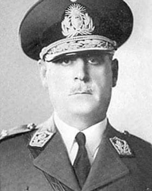 KarinArcus_ok's tweet photo. Un 21 de agosto de 1956, moría en la cárcel de Usuhaia a los 74 años privado de atencion médica y mal alimentado el teniente general Juan Pistarini. Unos de los ministros mas leales de Perón que sufrio el olvido, la tortura y la detención por los "bonadios" de la época. Juan Pistarini en 10 años construyo 1 aeropuerto internacional, 95 hoteles, 28 centros deportivos de alto rendimiento, 1 estadio, 256 centros turisticos para el obrero, 1050 colegios, 260 secundarias, 180 refugios para ancianos, 105 Hospitales, 25 bibliotecas,  312 maternidades. Juan Pistarini construyo también 700 vacunatorios, más de 500 barrios obreros, cientos de edificios emblemáticos, rutas caminos y puentes. 
HONOR Y GLORIA A JUAN PISTARINI.