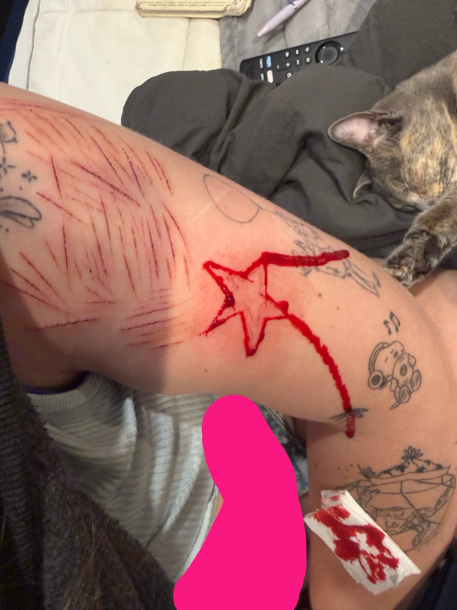 988shawty's tweet photo. i’ve been trying to perfect this star for days now and it just keeps getting bigger and uglier UGH. SFW/VFX !! btw fake theatre blood https://t.co/EexWKYEqXs
