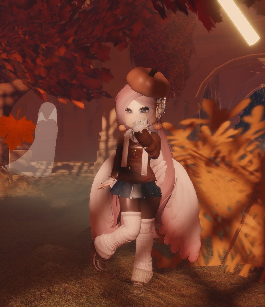 AstraCosmaa's tweet photo. So cozy! 🍁🍂 #royalhigh https://t.co/7WFPxsODGZ