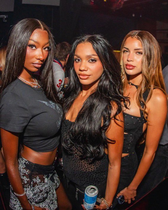bae_baenicki's tweet photo. This pic is fucking me up. My girls high af 🤣🤣🤣🤣🤣🤣🤣🤣. #trinity #melanie #kayda https://t.co/2ptdfV0uWC