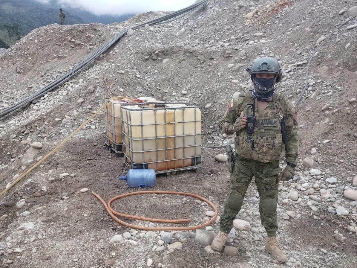 FFAAECUADOR's tweet photo. #ZamoraChinchipe | Las Fuerzas Armadas ejecutaron operaciones militares en La Quebrada de Panguintza, donde se obtuvieron 2 clasificadoras tipo Z, 500 galones de combustible y 2 motores de succión.
Afectación económica estimada: USD 17.400.
#FuerzasArmadasEC #FFAAContigo https://t.co/K1YPwOck55