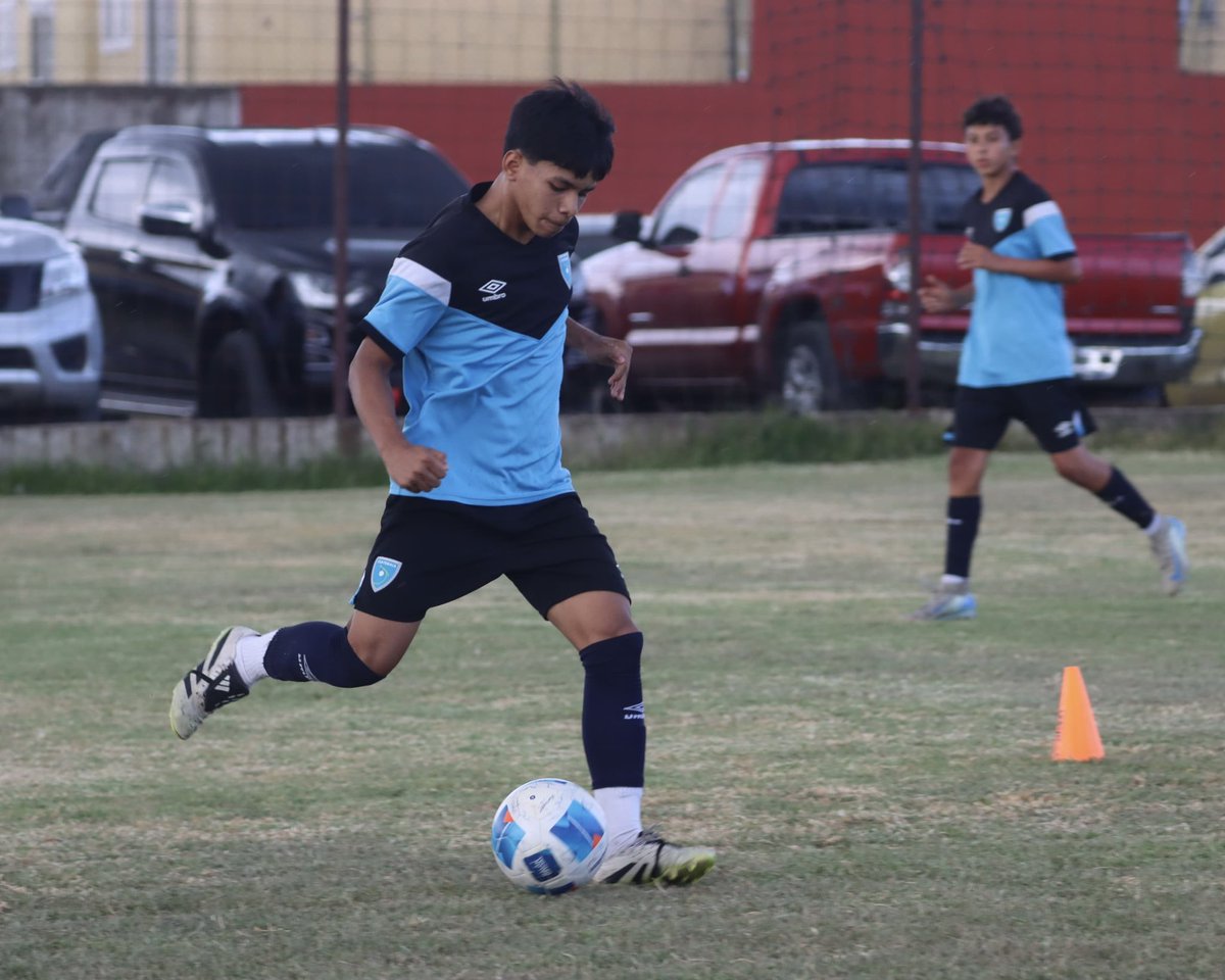 fedefut_oficial's tweet photo. #SeleSub15  CONTINÚA EL TRABAJO💪🏽🇬🇹

La Selección Sub 15 Masculina continúa su trabajando y fortaleciendo los entrenamientos en las instalaciones de Greenfield. ⚽️

 #VamosGuate #VamosSele https://t.co/VId03QQDwf