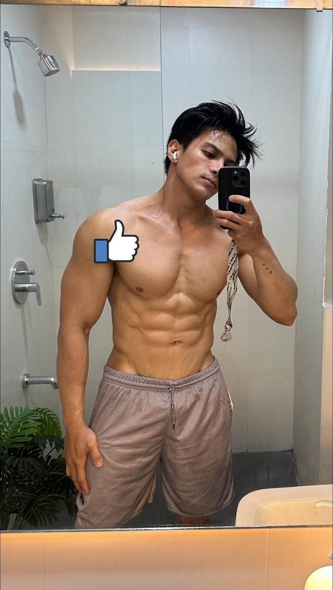 90skathy's tweet photo. kumakain siya ng 🐱

grabe ka ronnie palermo 

https://t.co/ECkxC1lzt0 https://t.co/FQU5NQhSq1