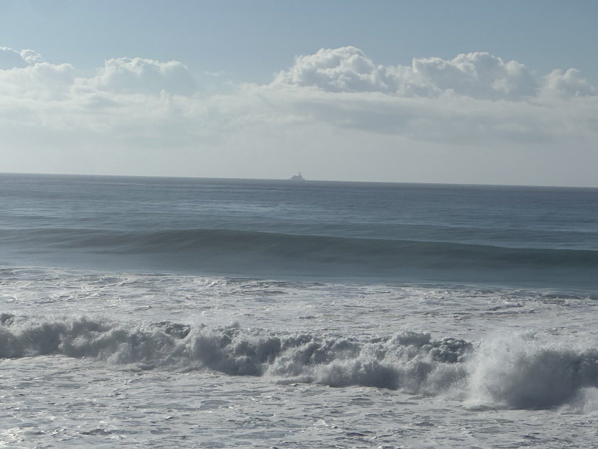 kuroshioisoshio's tweet photo. あきづきサマ　入港して接岸試みてくれたものの🌊　揺れが凄くて接岸ロープ3本切れたそうで…
安全面を考慮し　佐世保へと出港してしまいました😭
３枚目は　入港お出迎え向けの道中　土佐沖に停泊してる　あきづきサマを見かけて撮ってみたんですが…やはりスマホじゃ小さいですなぁ😅 https://t.co/CDZuXJEx0r