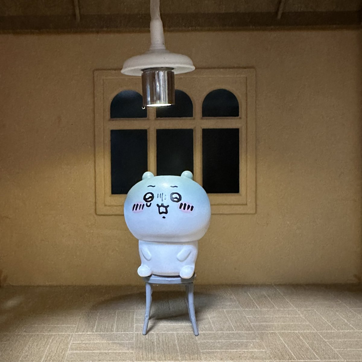 KALI_0o0's tweet photo. 椅子と電灯があるととてもイイ。 https://t.co/o4hzW8N65A