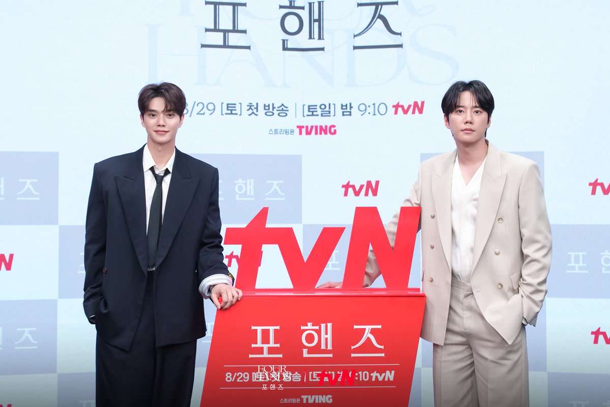 CJnDrama's tweet photo. 제작발표회부터 이미 완벽한 <포핸즈> 앙상블✨
이렇게 눈부신 비주얼이면 피아노는 누가 치나요..🫢
  ㄴ 제가 치겠습니다🎹🖤

화음처럼 얽힌 청춘들의 우정과 성장 <포핸즈>
8/29 [토] 밤 9:10 첫 방송 | tvN

#tvN #포핸즈 #FourHandsTwoSonatas
#송강 #이준영 #장규리
#즐거움엔20tvN #스트리밍은TVING