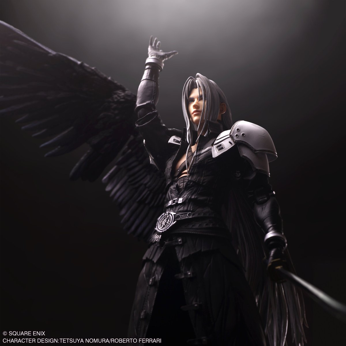 SQEX_MD_GOODS's tweet photo. 「PLAY ARTS真」シリーズに、「ファイナルファンタジーVII リバース」より、伝説のソルジャークラス1stセフィロスが登場！

長い銀の髪、眼光鋭い整った顔立ち、黒いロングコートや肩のアーマー、ベルトやブーツの質感まで、細部にこだわって表現した。
付属には着脱可能な片翼、セフィロスを象徴する武器政宗、動きのある交換髪、唇を笑みの形にした交換顔、武器の持ち手を含めた各種交換手が付き、劇中の様々な場面を表現可能だ。
https://t.co/9pL4VeE512

#FF7R #ファイナルファンタジー