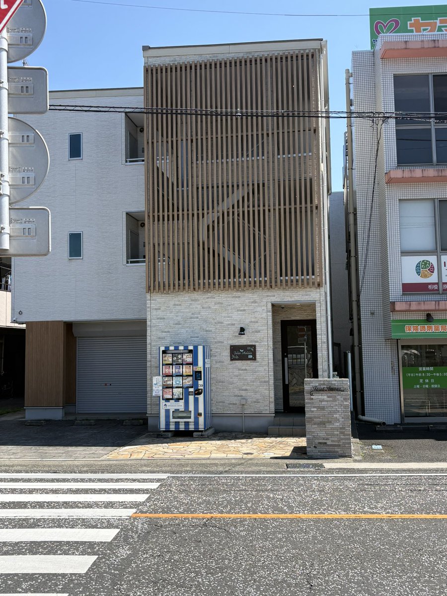 frozenkitchen24's tweet photo. 今日も暑いですね💦
相模原病院前の自販機では、
アイスサンド、パフェ缶🥫も販売中！
ぜひ〜✨
#スイーツ自販機 #相模原 #ひんやりスイーツ https://t.co/ojKgvdWmF4