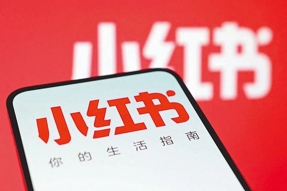 luosiji1986's tweet photo. 🔥AI‑generated mini‑games are becoming embedded social content in China.
Xiaohongshu opened Builder Hub: creators upload AI‑coded web games directly into posts. One tap to play, no download.
Douyin is testing a similar Interactive Space feature.

AI compresses production cycles to hours. But monetization (IAA / IAP) is still restricted inside platform sandboxes.

Mini‑games are no longer standalone products — they are now social feed assets.

Roski's analysis article link :https://t.co/Hx6sjEen8P

#gamedev #AIGaming #MiniGames #CasualGames