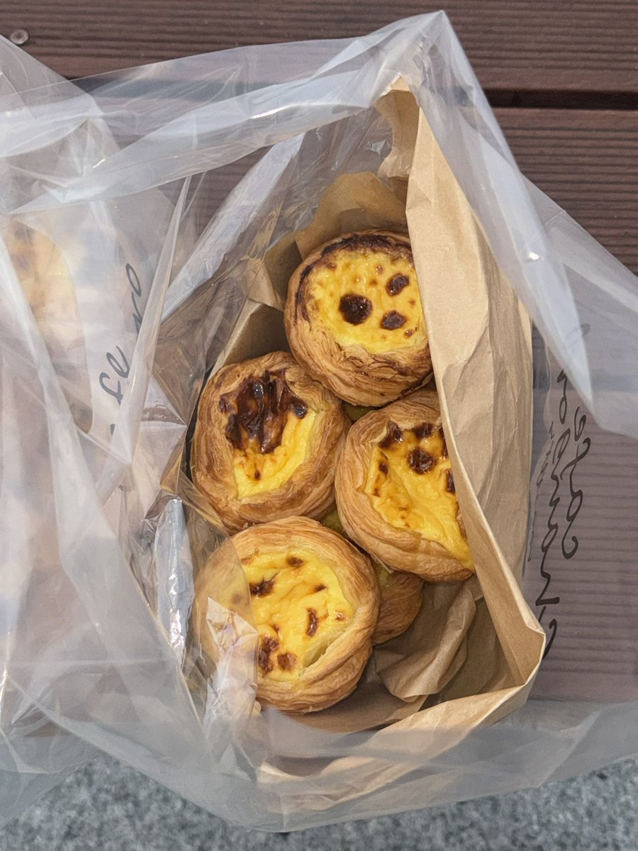 8lette_'s tweet photo. 커피창고로 에타 또먹고싶다.. 
갓 나온 에타 못참고 길에서 기영이 먹방해버림 https://t.co/mxRJyEzV08