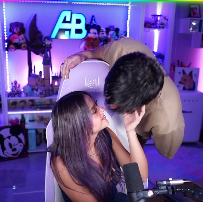 kiniiav's tweet photo. Asi se ve el amor? Como Ama y Filis? https://t.co/mCua40Fx2u