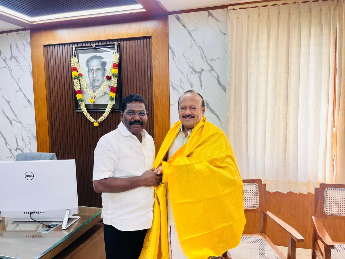 sinthanaivck's tweet photo. வெறும் அரசியல் உறவென்று கடந்து போக முடியவில்லை. 

சாதிய இறுக்கமான சமூக சூழலிலும் எழுச்சித்தமிழர் நம் தலைவரின் வெற்றிக்காக மூன்று முறையும் அரும்பாடு பட்டு வெற்றி பெறச்செய்த அன்பை மறக்க முடியுமா?

தலைவர் எல்.இளையபெருமாள் நூற்றாண்டு அரங்கத்திற்கு சிதம்பரம் புறவழிச்சாலையில் அற்புதமான இடத்தை அடையாளம் காட்டினீர்கள். அது சமூக நல்லிணக்கத்தின் இலக்கணம் அல்லவா !

நான் காட்டுமன்னார் கோவிலில் போட்டியிட்ட போது கொரானாவால் பாதித்த நிலையிலும் தனது தொகுதி பணிகளை புறந்தள்ளி எனக்காக தேர்தல் பணியாற்றியதை இப்போது நினைத்தாலும் மனம் நனைகிறதே !

இன்று பிறந்த நாள் உங்களுக்கு!

முட்டமே திருவிழா கோலத்தில் இருக்கும். 

அண்ணா எனது வாழ்த்துகள். 
எல்லாவளமும் நலமும் பெற்று வாழ்வாங்கு வாழ வாழ்த்தி மகிழ்கிறேன். 

@MRKPanneer நீங்க நல்லா இருக்கனும். 🙏