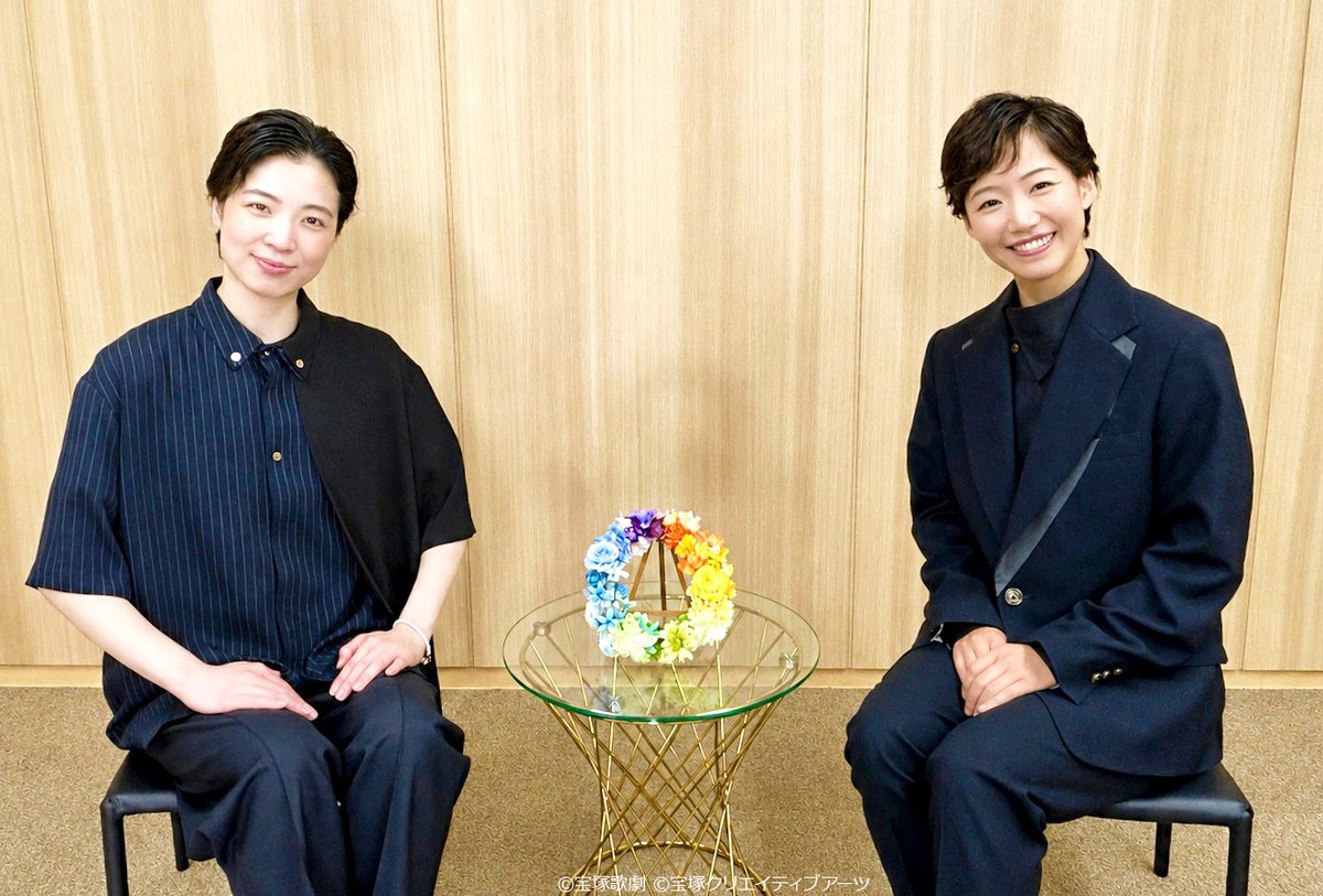skystage_info's tweet photo. 【#タカラヅカニュース】

副組長ほっとなふたりトーク💐

副組長ふたりが揃って初出演するコーナー！

第五弾は、花組の紫門ゆりやと紅羽真希が登場✨
お互いのこと、組のことなどについて、楽しくトークします。

ふたりの雰囲気や関係性が垣間見えるトークに注目してください♪

明日の放送をお楽しみに！