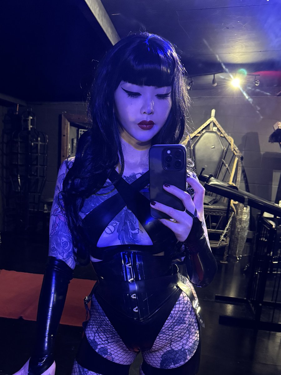 ItsMissPatricia's tweet photo. Are you going to behave, good boy… or are you asking for a little punishment? 😈 https://t.co/VW60B2X6qX