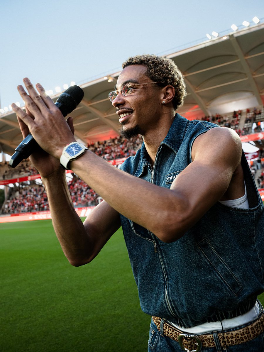 StadeDeReims's tweet photo. De retour à la maison ❤️🤍

Revoir Hugo Ekitiké sur la pelouse de Delaune, c'était quelque chose 🥹 https://t.co/hGvjD7sSbB