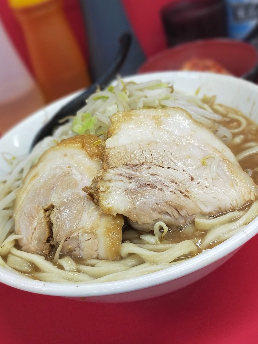 matukaze001's tweet photo. ラーメン二郎仙台店2
小ﾗ-ﾒﾝ ｷﾑﾁ別 生卵 ﾔｻｲ少

来たよ
仙台二郎！

日曜日昼の仙台二郎
数えたら30人くらいの待ち💦

そして
豚さんが上に乗る仕様に変更🐖

毎回
引っ張り出して
写真を撮る手間が省けて良き📸

この日も
最高に美味いラーメンと
楽しい空間に感謝です✨
大満足でゴチです！ https://t.co/nQliaFXQJD