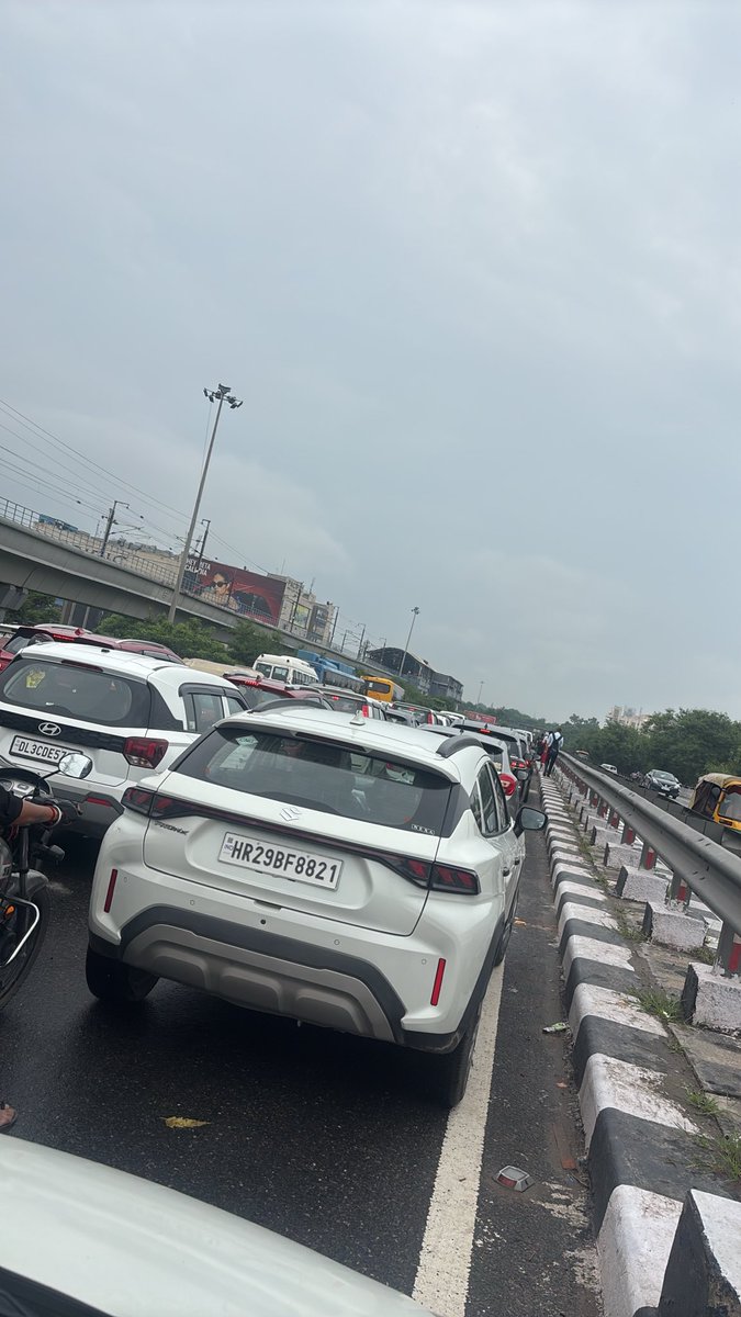 rohit_rexwal's tweet photo. Such a bad condition of traffic …at Jasola Apollo flyover  @dtptraffic @dcpts…do something ic https://t.co/t9EOu9q38W