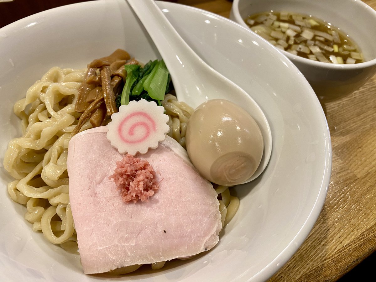 enjun_ome's tweet photo. 今日は久しぶりに立川駅周辺のラーメン店へ！

立川ラーメン通のモーリーさん（@mori70gk）に教えていただいた、立川市高松町の「薑麺香房 梅はら（はじかみめんこうぼう うめはら）」へ。5月にオープンしたばかりのお店です。

12時前にはすでに行列！今回は特製塩つけ麺をいただきました。

うだるように暑い中、生姜が効いたスープが最高！めちゃくちゃ元気出ました。ごちそうさまでした😆

#立川市 #立川駅 #ラーメン