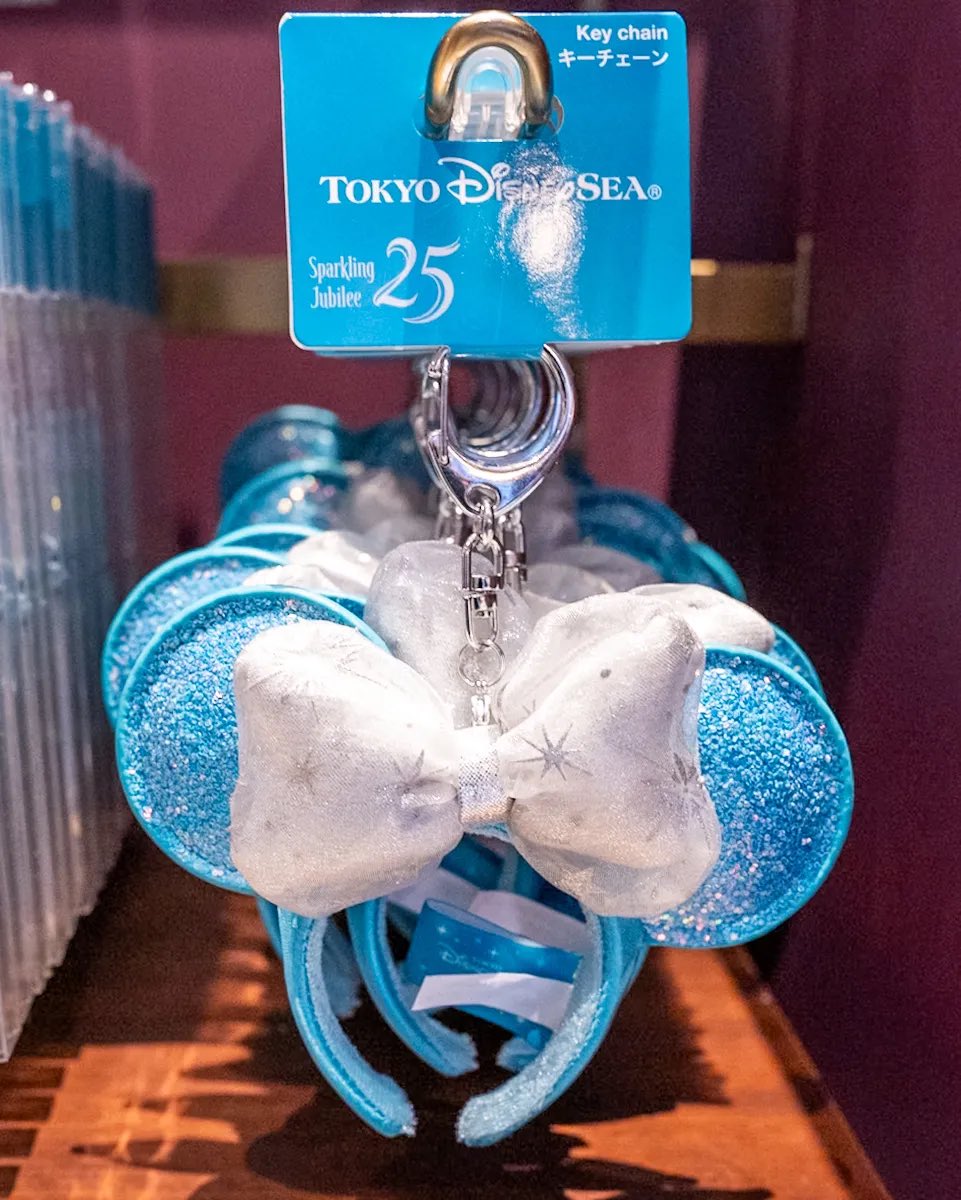 MezzoMikiD's tweet photo. 「東京ディズニーシー25周年“スパークリング・ジュビリー”」スペシャルグッズ 
ミニーのカチューシャ、カチューシャキーチェーン、光るおもちゃが再販されました☆
https://t.co/zrFQ3RSjAQ https://t.co/acQFQszpsi