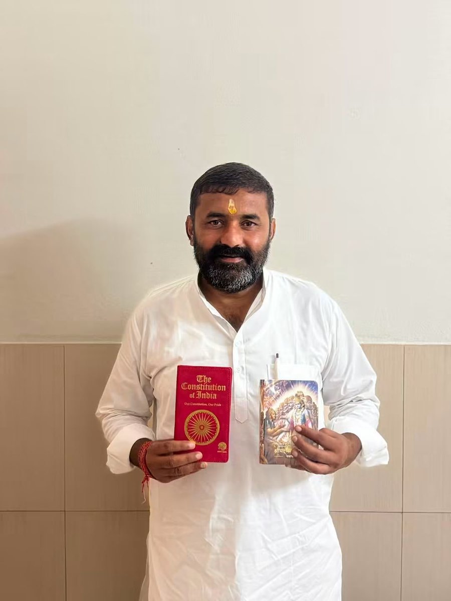 mahipalmakrana_'s tweet photo. एक हाथ में संविधान एक हाथ में गीता 🙏 ugc rollback क्या आप तैयार हैं 🙏
#ugcrollbackandolanindia https://t.co/YyakRrOgNX